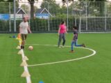 Laatste training S.K.N.W.K. JO9-1 van seizoen 2022-2023 (partijtje tegen de ouders) (127/178)